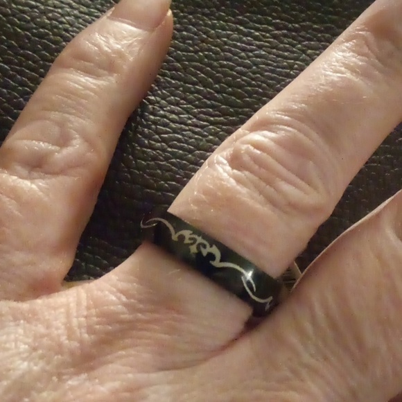❤️3/$10❤️ NWT Stainless Steel Black Ring Punk Style Pattern Ring - Size 9 - Picture 4 of 6